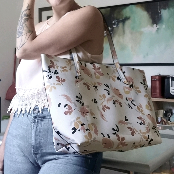 Indigo Handbags - 3/$20 🌸 Indigo Floral Essential Tote